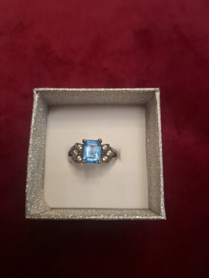Silver ring with central blue topaz, like new