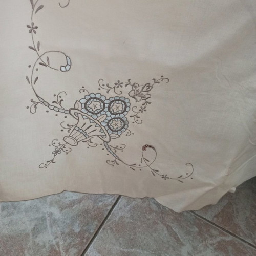 Vintage tablecloth like new with six napkins