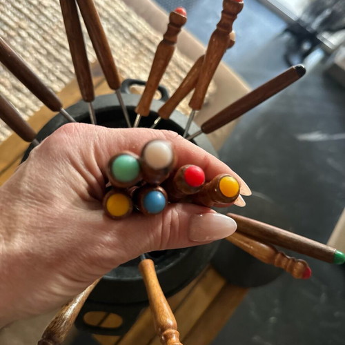 Vintage cast iron fondue for 8 people with 18 wooden sticks like new