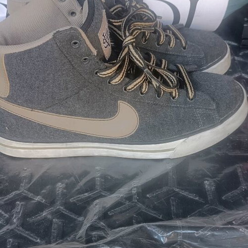 Original Nike and All Star boots like new, sizes 42 and 41