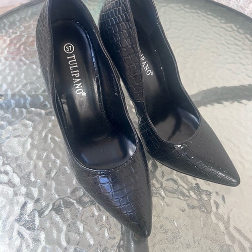 Black pumps new with embossed snake, size 37, thin heel