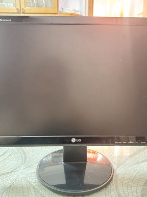 LG Flatron 19-inch computer monitor used, zero pixel