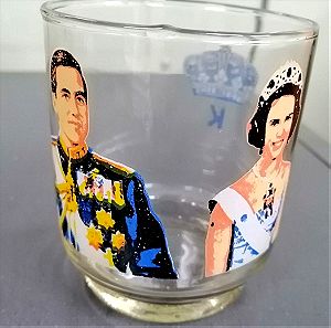 Ποτήρι κρασιού με βασιλικό ζευγάρι
