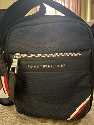Tommy Hilfiger ανδρικό τσαντάκι χιαστί σε σκούρο μπλε