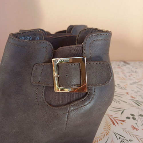 Women's grey boots with platform and gold buckle, used, size 39