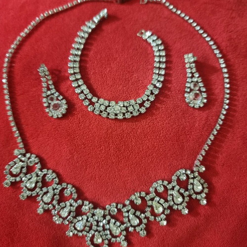 Jewelry set like new with necklace, bracelet and zircon earrings