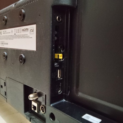 F&U FLS32229 32" Smart TV used