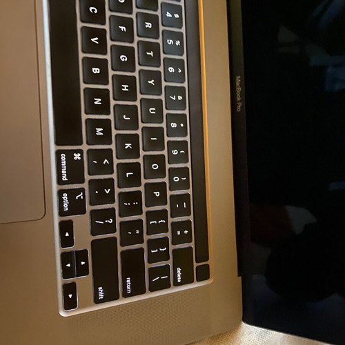 MacBook Pro 2019-20 i9 16GB 500GB NVMe SSD 4GB GPU like new