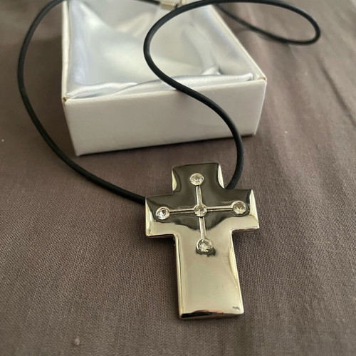 Cross pendant like new