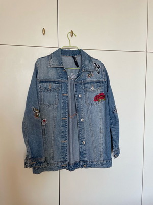 Jean jacket with embroidery Stradivarius used, size S