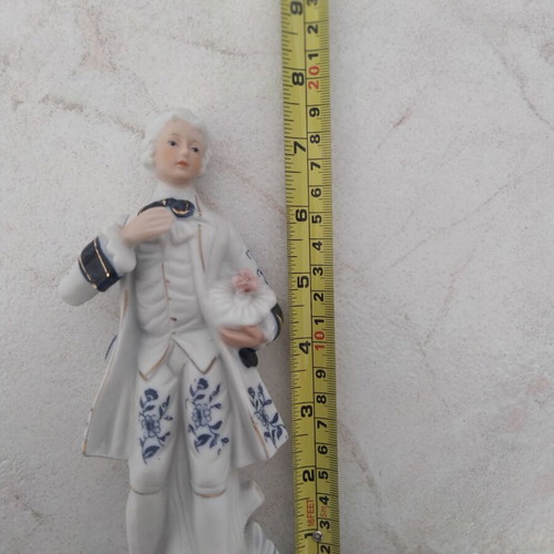 Decorative plaster figurine couple like new