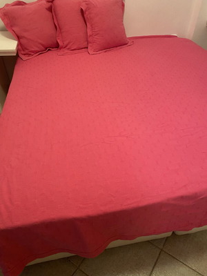 Pique Blanket Kentia super king size with three matching pillows, like new