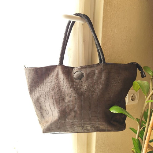 Brown handbag used, faux leather with damages near zipper