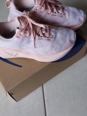 Asics Novablast 5 νούμερο 37.5 μεταχειρισμένα, σομον αθλητικά παπούτσια