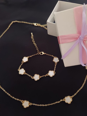 Jewelry set with four-leaf clover motif like new