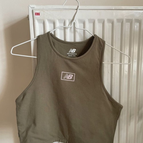 New Balance woman’s crop top like new, green, size S