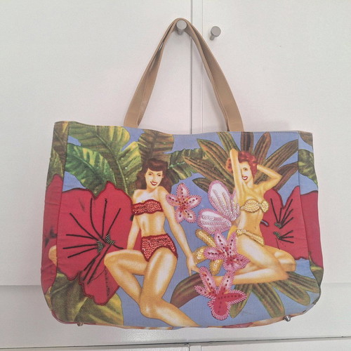 La Chaise Longue shoulder bag used with colorful embroidery