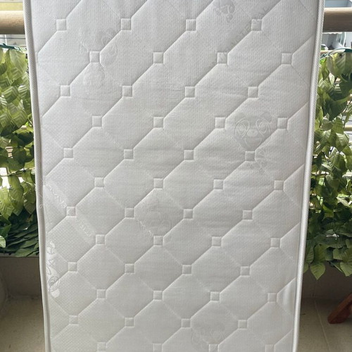 Children's mattress like new, hypoallergenic with removable fabric