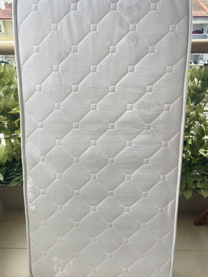 Children's mattress like new, hypoallergenic with removable fabric