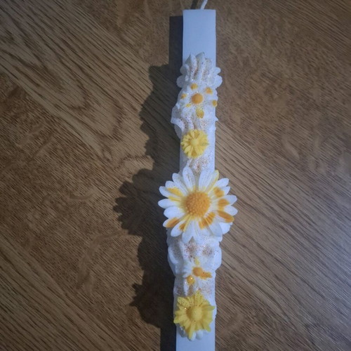 Easter candle new with embossed daisies and gold glitter