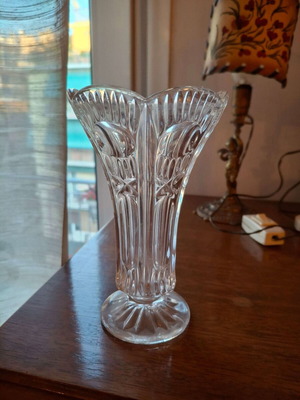 Small crystal vase with pinwheel engraving like new, Bohemian crystal
