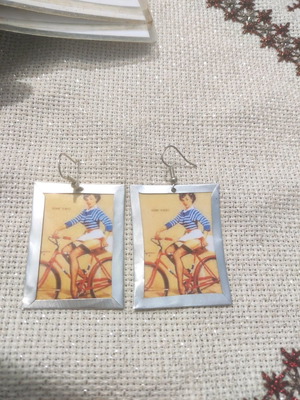Αλουμινένια σκουλαρίκια κοπέλα σε ποδήλατο vintage pin up art κατόπιν παραγγελίας