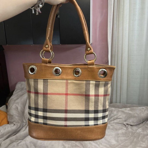 Vintage shoulder bag with Burberry design