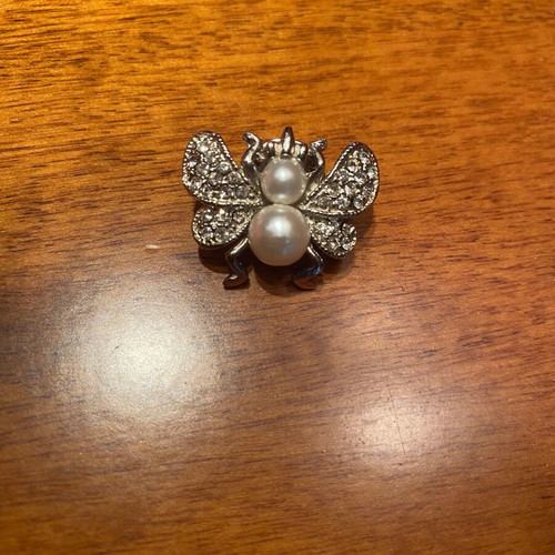 Vintage silver bee brooch like new