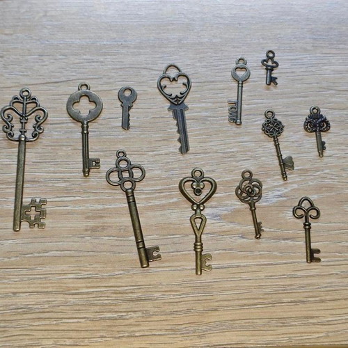Decorative vintage keys set of 12, like new, brass look