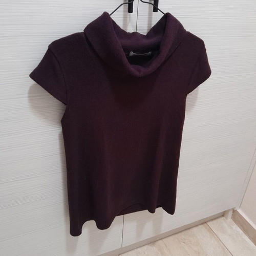 Borno sleeveless shirt like new, black and red, size L