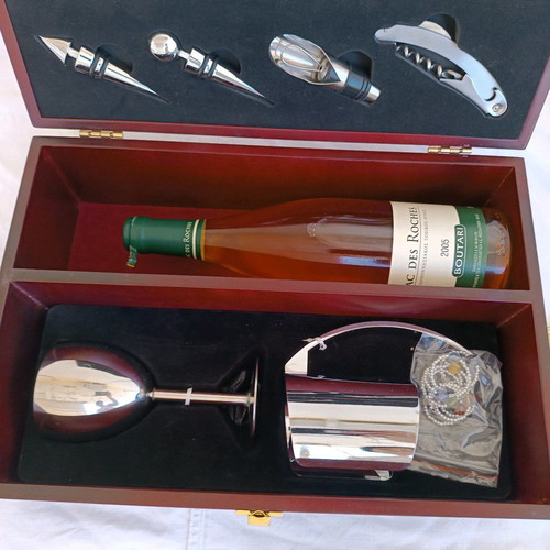 Wine box new with accessories and gift