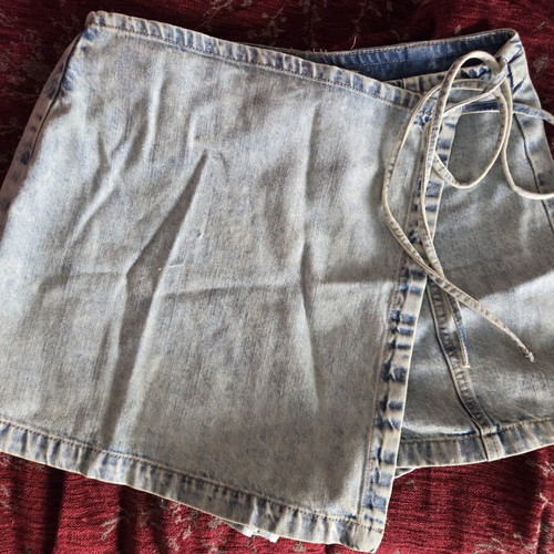 Pink Woman denim shorts size 38 like new with skirt effect and tie