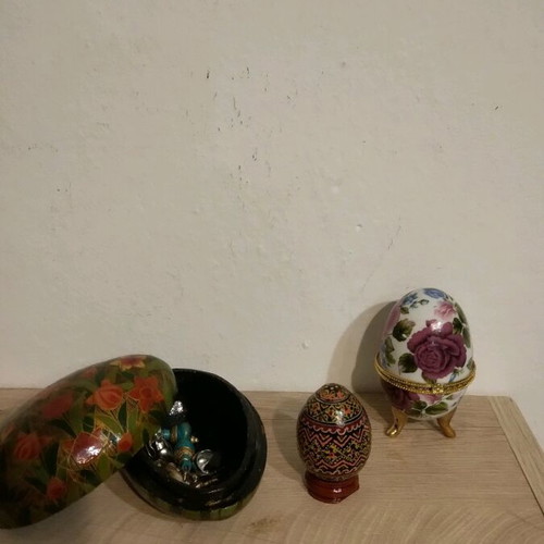 Egg box set like new, 1 wooden and 1 porcelain