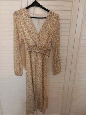Floral dress like new with elastic and belt
