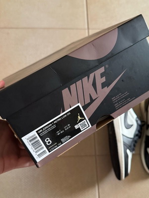 Jordan 1 Low Mocha sport shoes size 41, like new