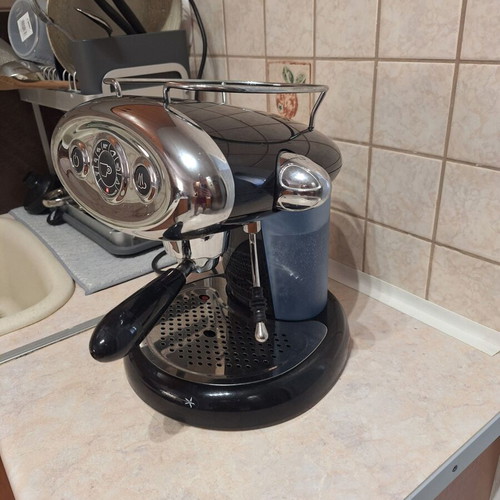 Illy X7 Espresso coffee maker like new with capsules