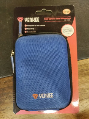 Yenkee hard camera case like new, blue with zipper