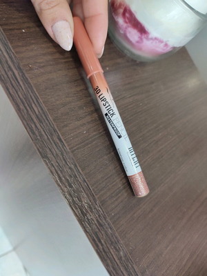 Lip liner new with rhinestones
