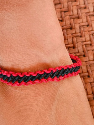 Handmade macrame unisex bracelet brand new, adjustable length, black and red