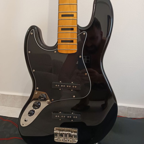 Fender Squier Classic Vibe '70s Jazz Bass left-handed electric bass