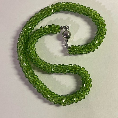 Necklace with perfect green color and magnetic clasp like new