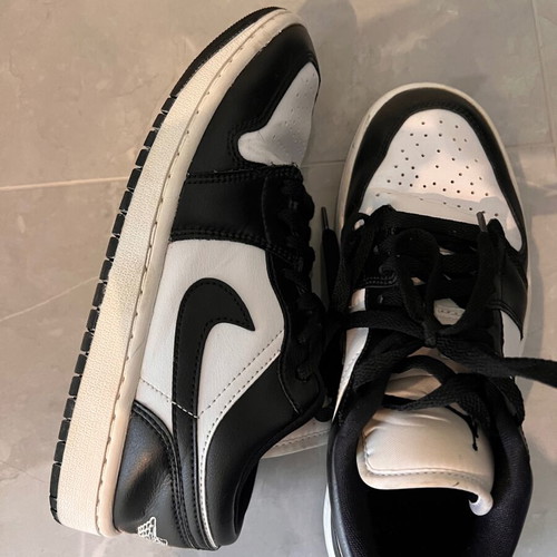 Nike Jordan athletic shoes used, size 39, black and white