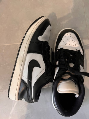 Nike Jordan athletic shoes used, size 39, black and white