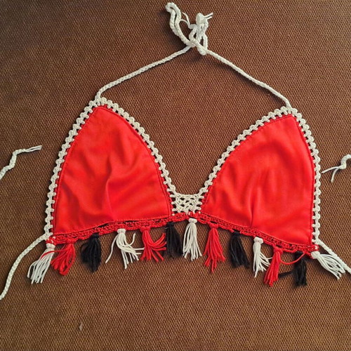 Knitted bikini top like new, size S, black and red