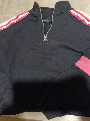 Tally Weijl Long-Sleeve Crop-Top Sweatshirt Used, Black and Pink, XS/S