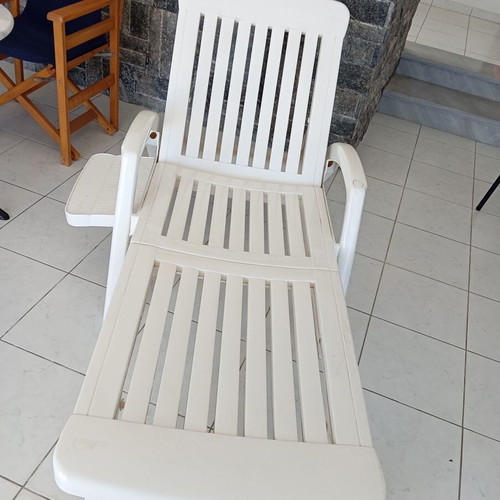 Plastic sun lounger like new