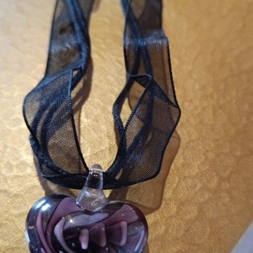 Necklace with glass heart in pink and black like new