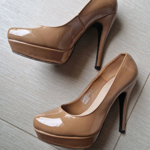 Camille patent leather pumps like new, size 37, beige