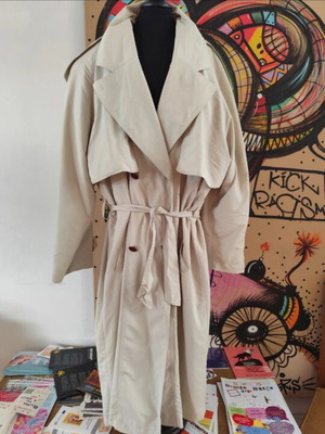 Beige trench coat size 48, like new