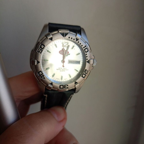 Men's wristwatch used with steel case and black leather strap